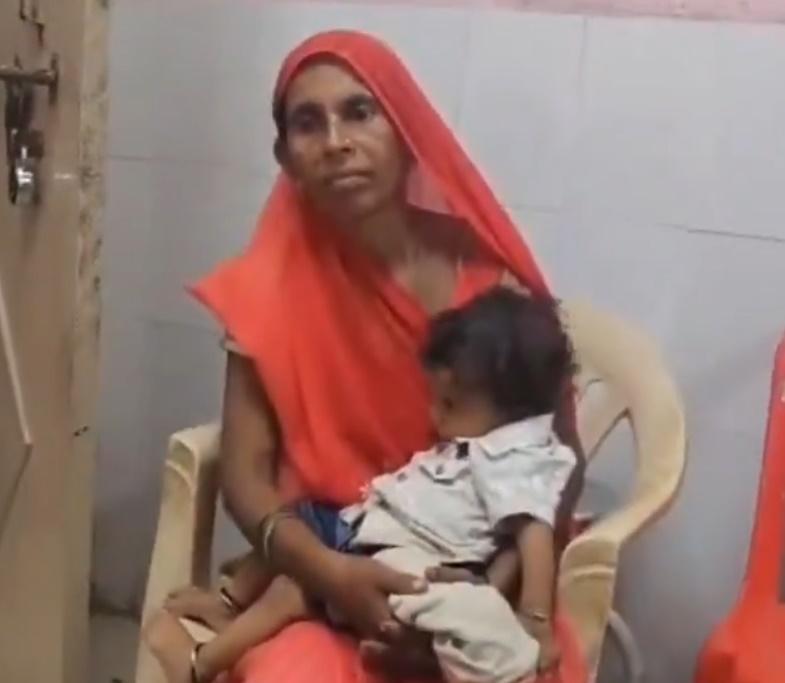 男嬰與其母親。(X)