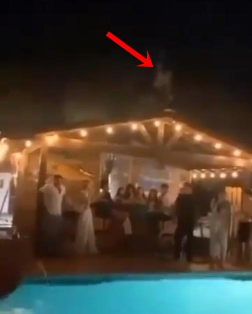 有人從屋頂上跳進泳池,Adan亦在屋頂隨後接力。(X)