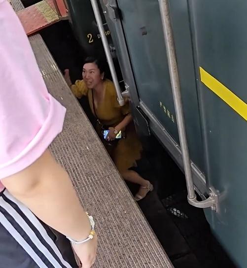 有職員苦勸女子返回月台,還大喊「眼鏡重要還是命重要?」但女子充耳不聞。(微博)