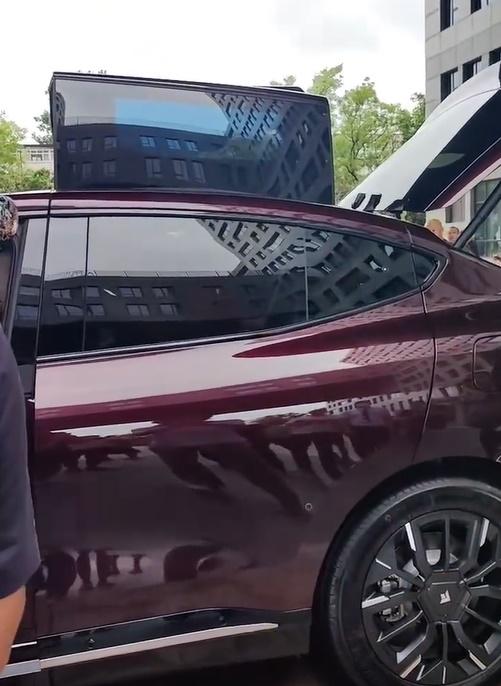 車門似乎未能識別到他的手指而直接關門,周鴻禕在車廂裡發出「啊」的一聲慘叫。(微博)