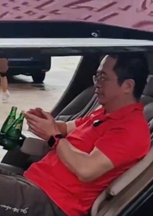 車門打開後,見周鴻禕皺著眉頭,凝視自己的右手。(微博)