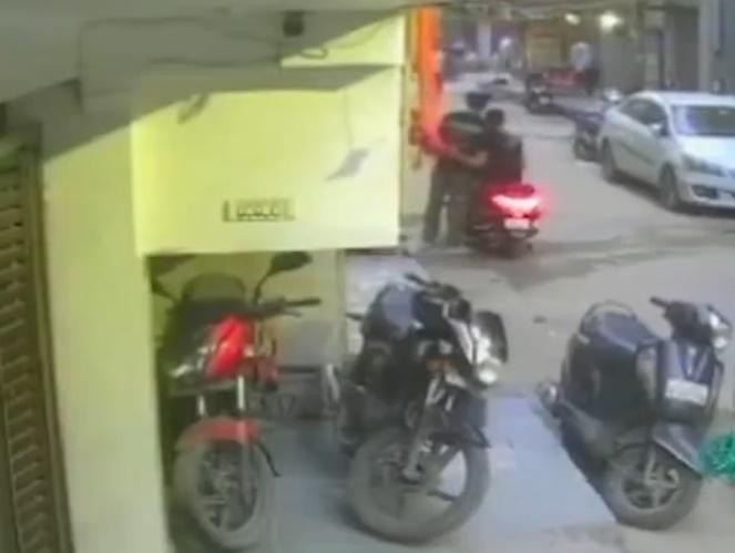 2人告別擁抱時,上方突然掉下1台冷氣機。(X)