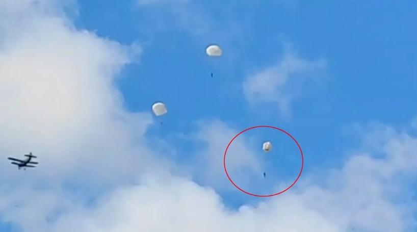 Ershova最後一個躍出機艙,但她的降落傘沒有完全張開,導致她迅速下墜。(X)