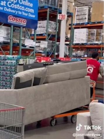 Jasmen Reyes3年多次以1,400美元(11,000港元) 在Costco購入了一張梳化。(網上圖片)