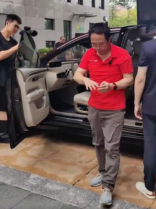 他一言不發落車後,仍摸著右手不住檢視,後來還找來冰袋治療。(微博)