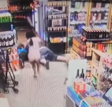 女童朝劫匪身上和頭上猛力敲打多次後才跑開。(YouTube)