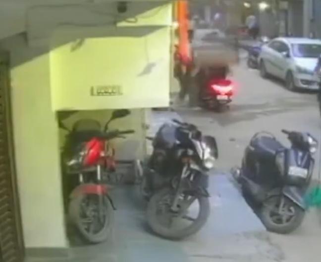 2人告別擁抱時,上方突然掉下1台冷氣機。(X)