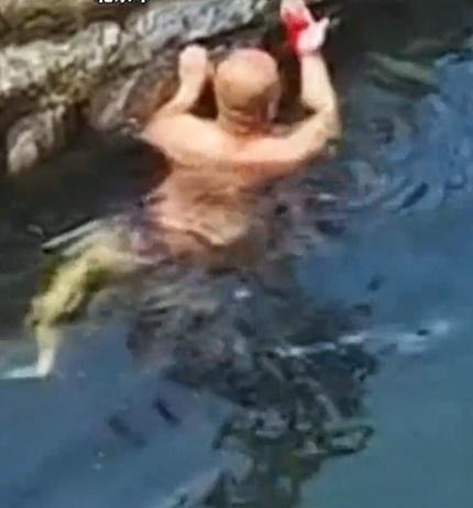 慶幸他還能自行游返回岸邊,但已血流披面。(微博)