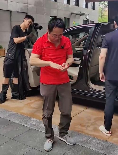 他一言不發落車後,仍摸著右手不住檢視,後來還找來冰袋治療。(微博)