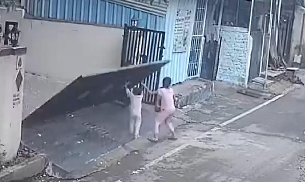 鐵閘卻脫軌並向門外倒下。(X)