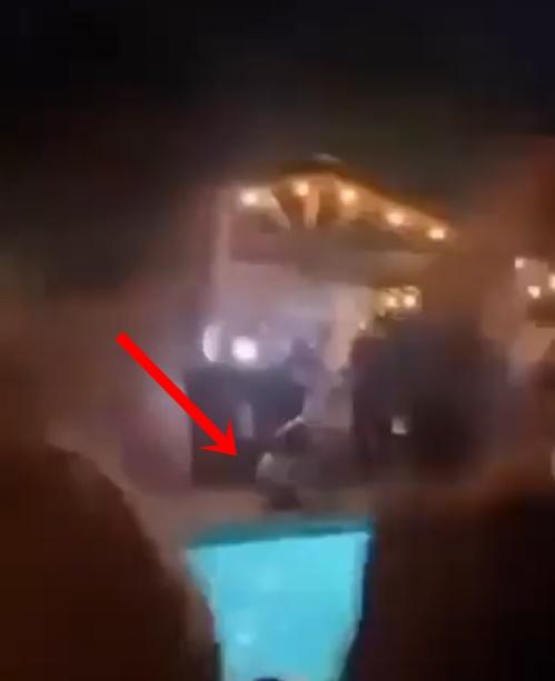 詎料懷疑滑倒,整個人從屋頂墮下,頭部首先撞落地面上,當場失去知覺。(X)