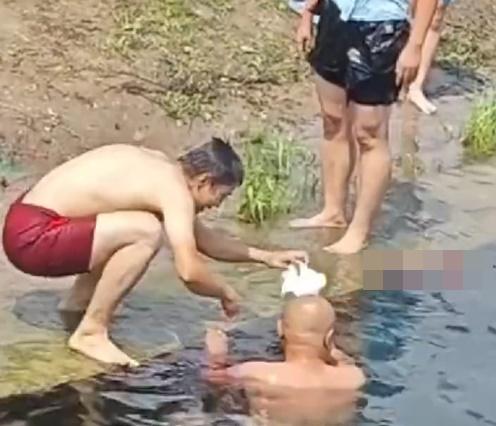 有熱心民眾幫他緊急包紮,並將他送院治療。(微博)