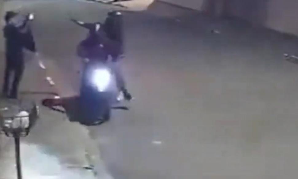 坐在後座的劫匪拔槍指住Ribeiro的頭部,要求他交出財物。(X)