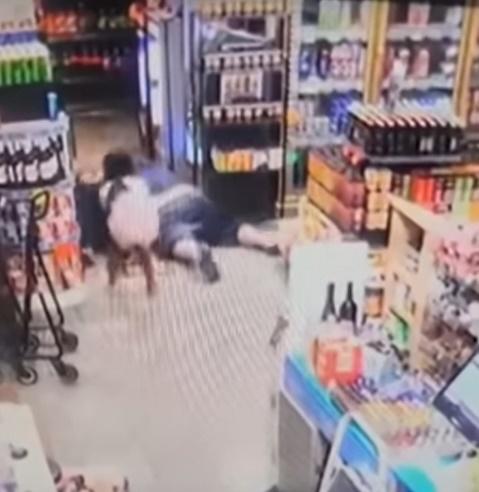 女童朝劫匪身上和頭上猛力敲打多次後才跑開。(YouTube)