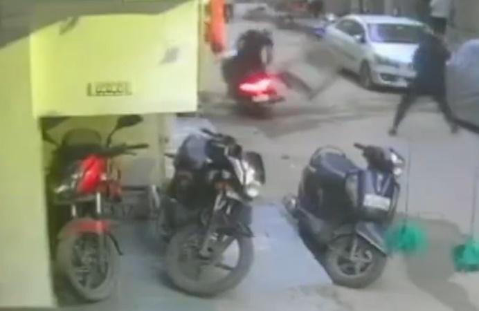 冷氣機不偏不倚砸中Jitesh的頭部,一旁的Pranshu也遭受波及。(X)