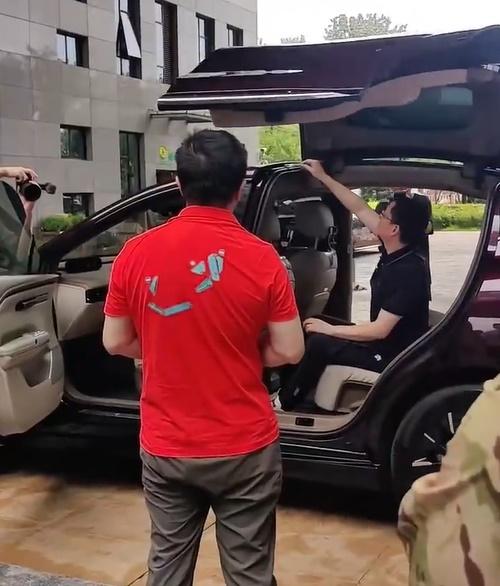 工作人員隨即登車進行第二次測試,但防夾功能依然未能觸發。(微博)