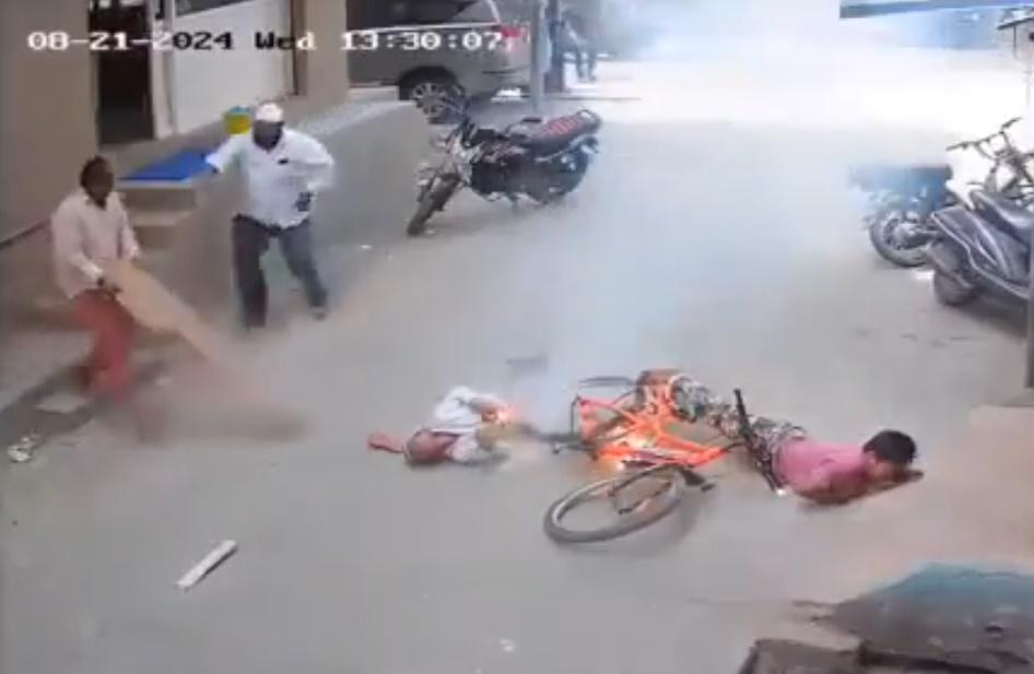 附近民眾見狀急忙過來查看,惟不敢貿然接觸他們的身體,直至找來絕緣物件才能救援。(X)