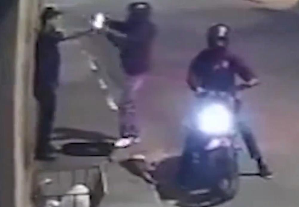 坐在後座的劫匪拔槍指住Ribeiro的頭部,要求他交出財物。(X)