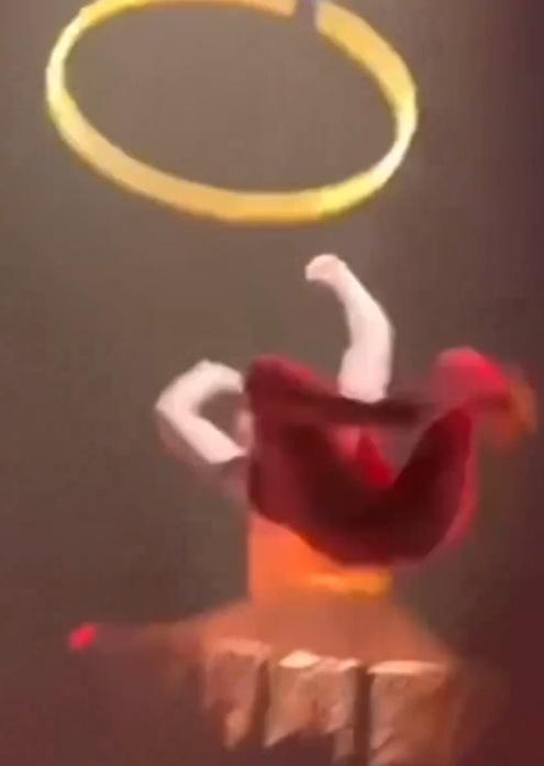 由於下方沒有設置安全網,導致她臉部直撲地面。(X)