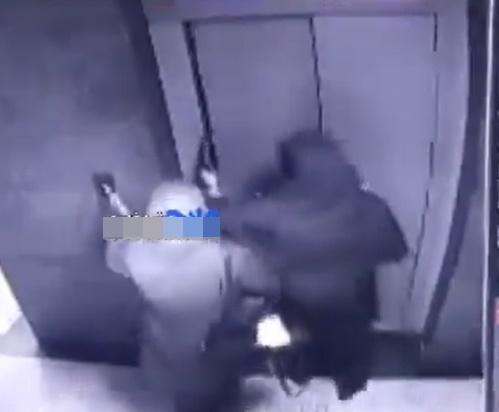 女同事搶過文件夾攝入門隙,企圖擋住𨋢門關上。(X)