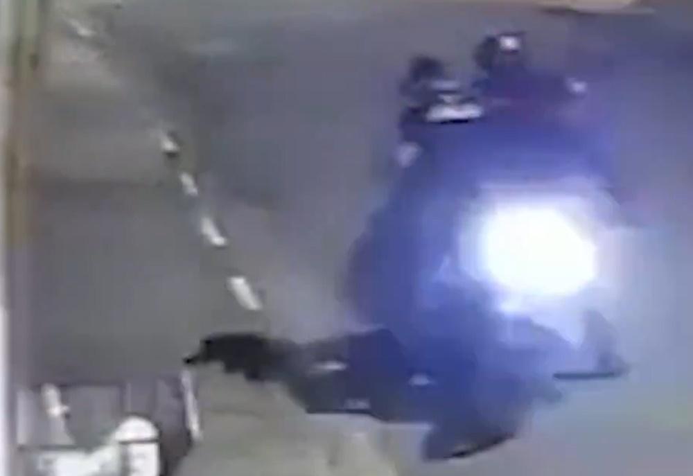 Ribeiro突然衝上前,先是奪走持槍劫匪的槍,再猛力撞向電單車輛。(X)