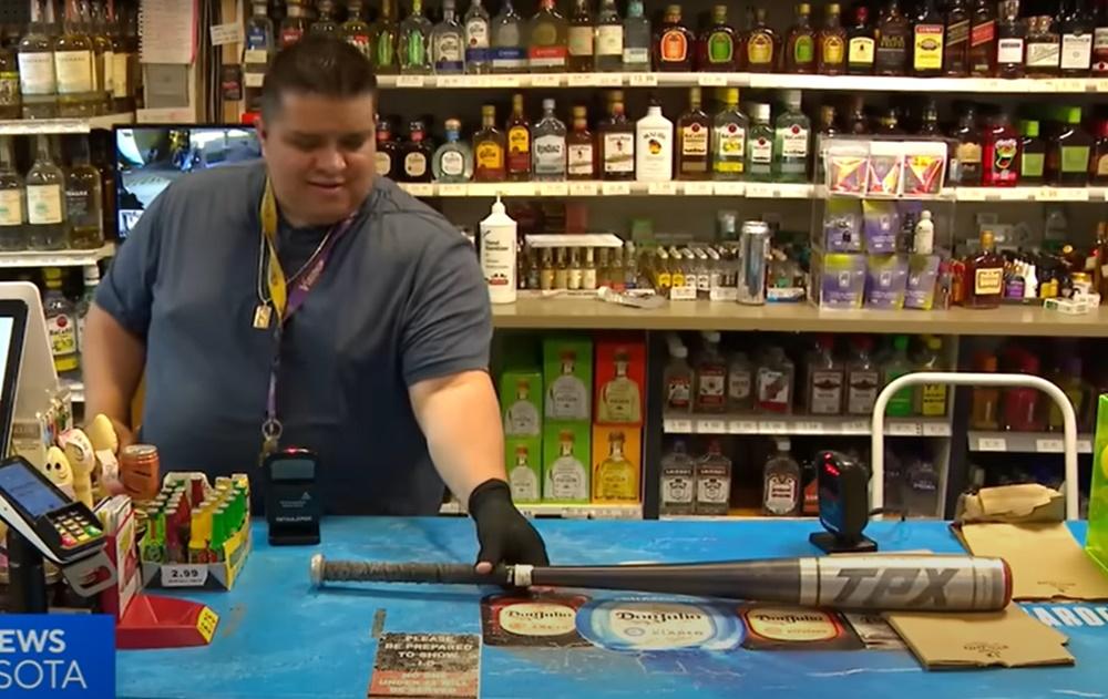 Leo習慣在櫃台內放有鋁製棒球棍,以保護自己。(YouTube)