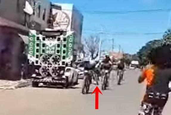 Jaiane突偏離賽道撞上路旁的音響車倒地,車上的巨型喇叭亦接著倒下。(YouTube)