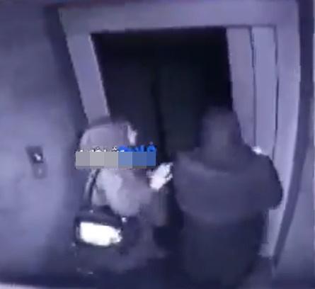 二人顧著聊天,都未有留意眼前一片暗黑空蕩。(X)