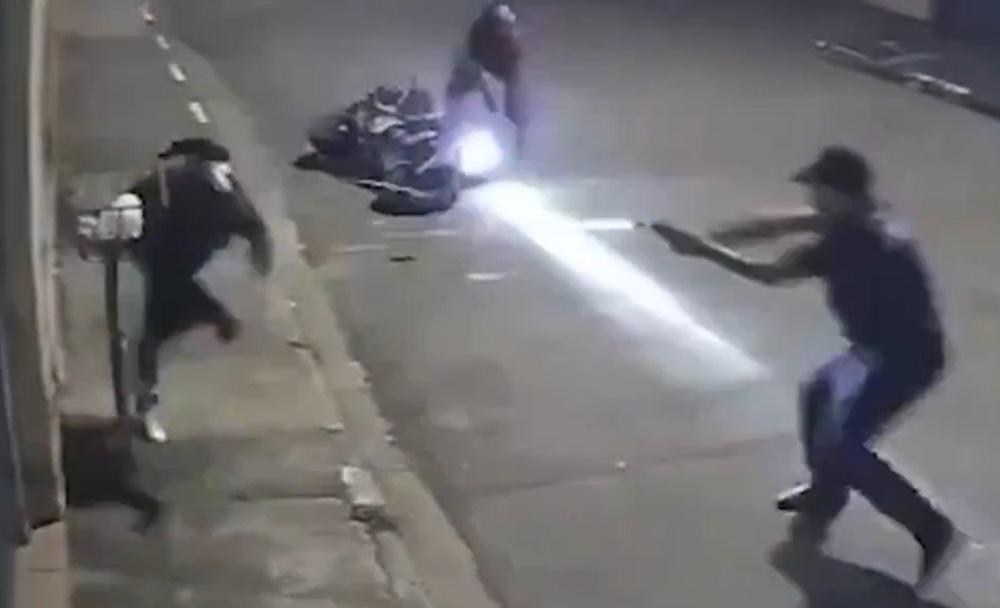 劫匪上前企圖奪回手槍,Ribeiro立即向他們連開數槍。(X)