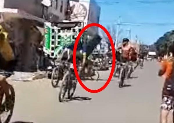 Jaiane突偏離賽道撞上路旁的音響車倒地,車上的巨型喇叭亦接著倒下。(YouTube)