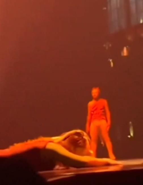 Mariia墮地後伏在地上良久不動。(X)