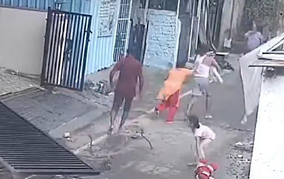 一名男子趕過來將鐵門搬開,並迅速將Girija Shinde抱起送院搶救。(X)