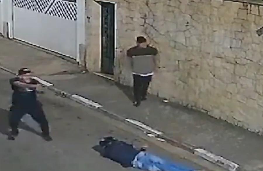 其中1人中槍倒地,剛跟Ribeiro道別的同事在一旁目擊全程。(X)