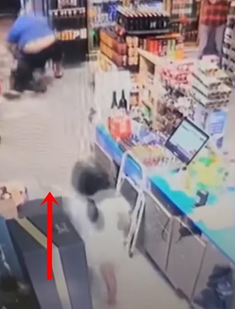 Leo的8歲女兒,眼見父親與劫匪在地上扭打,並沒有驚慌逃走,反而拿起櫃台內的鋁製球棒。(YouTube)