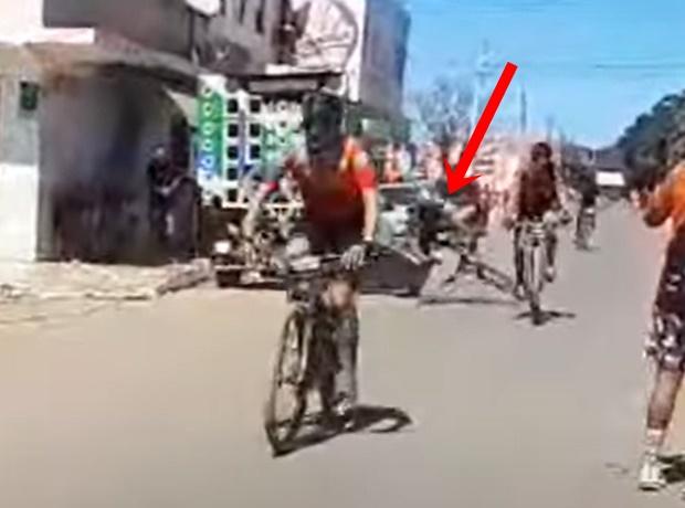 車上的巨型喇叭亦接著倒下,砸中Jaiane並波及另一名女選手。(YouTube)