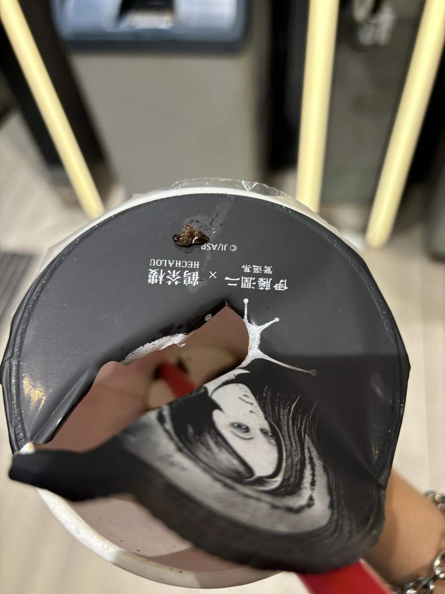 杯上封膜已撕開,上面有一隻已死曱甴。(爆料公社二社@FB)