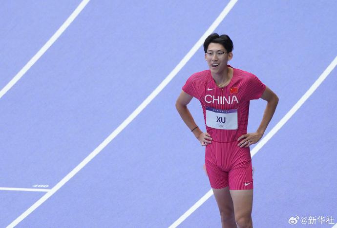 巴黎奧運田徑男子110公尺跨欄,20歲中國選手徐卓一以13.40秒小組第一名成績,晉級半決賽。