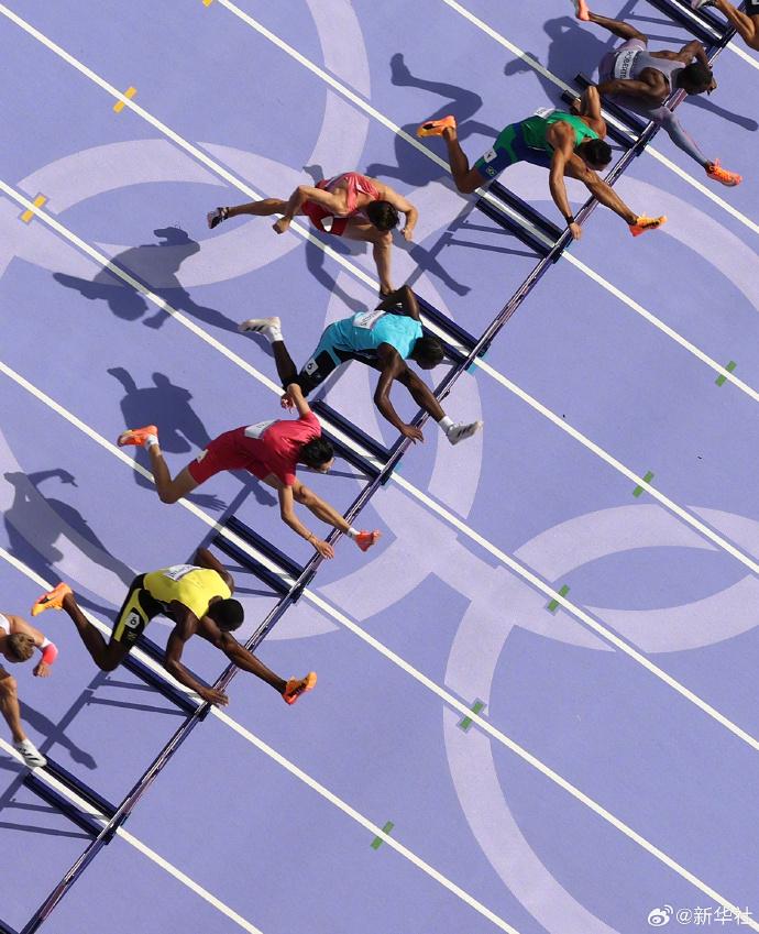 巴黎奧運田徑男子110公尺跨欄,20歲中國選手徐卓一以13.40秒小組第一名成績,晉級半決賽。