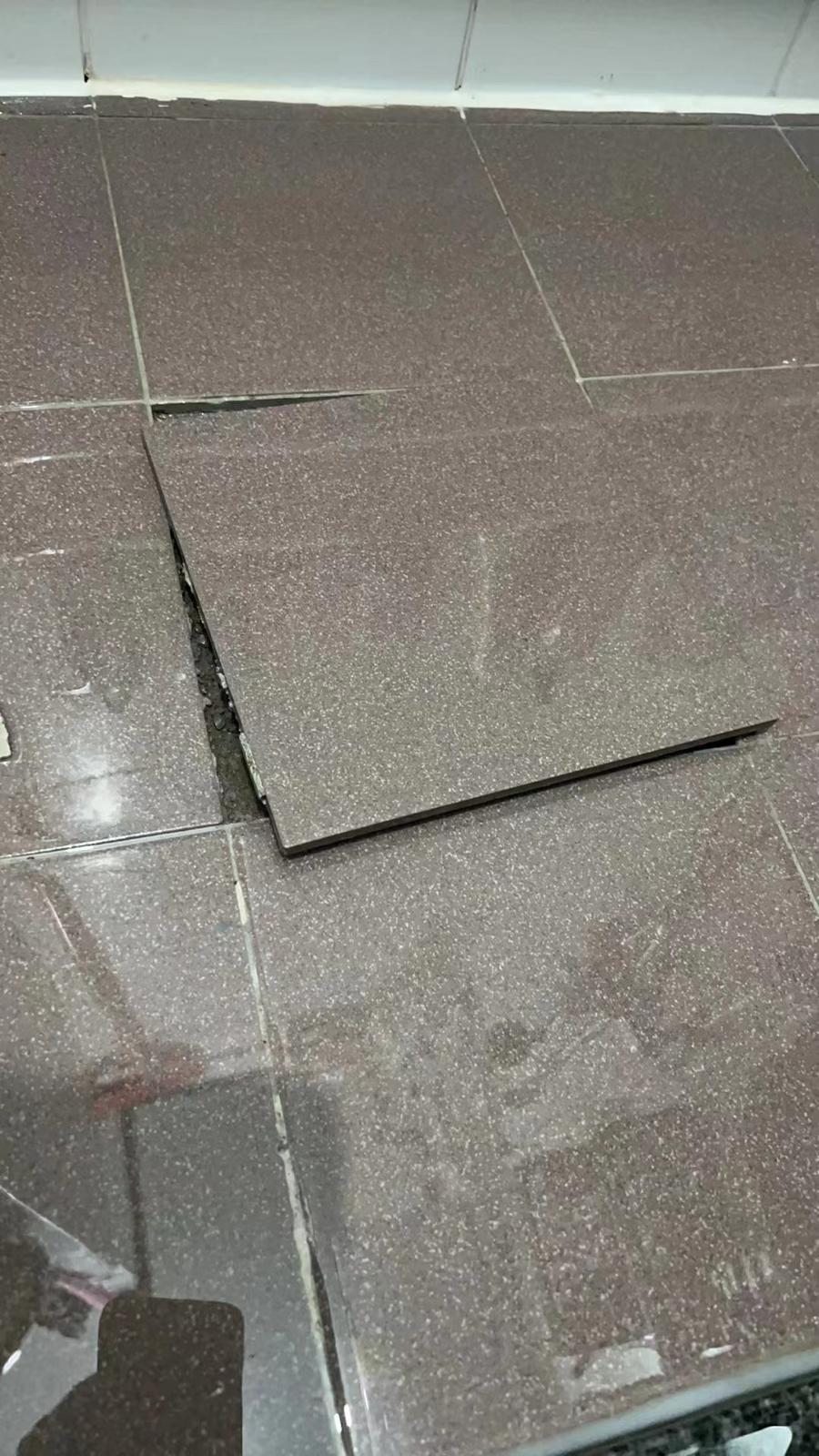 「啟德‧東寓」有住戶單位地板鬆脫(九龍城區議員林博提供)