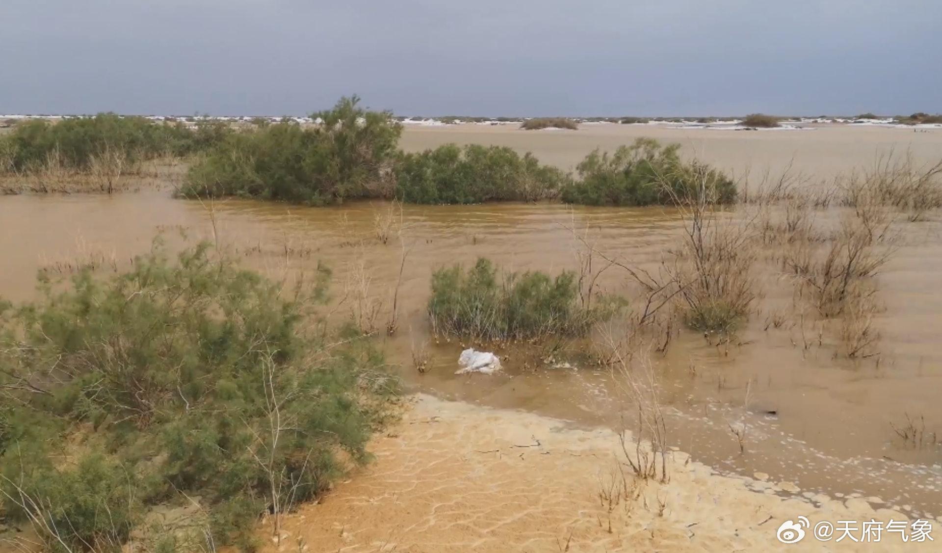 據內地氣象局稱,沙漠中出現洪水其實並不罕見。(圖/翻攝自微博)