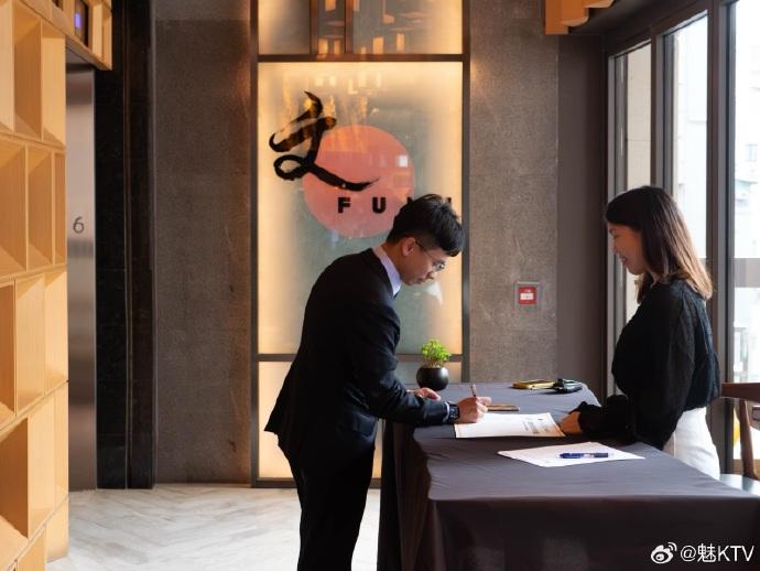 內地K房「魅KTV」攻港開業,首間KTV店選址蘭桂坊。(魅KTV微博)