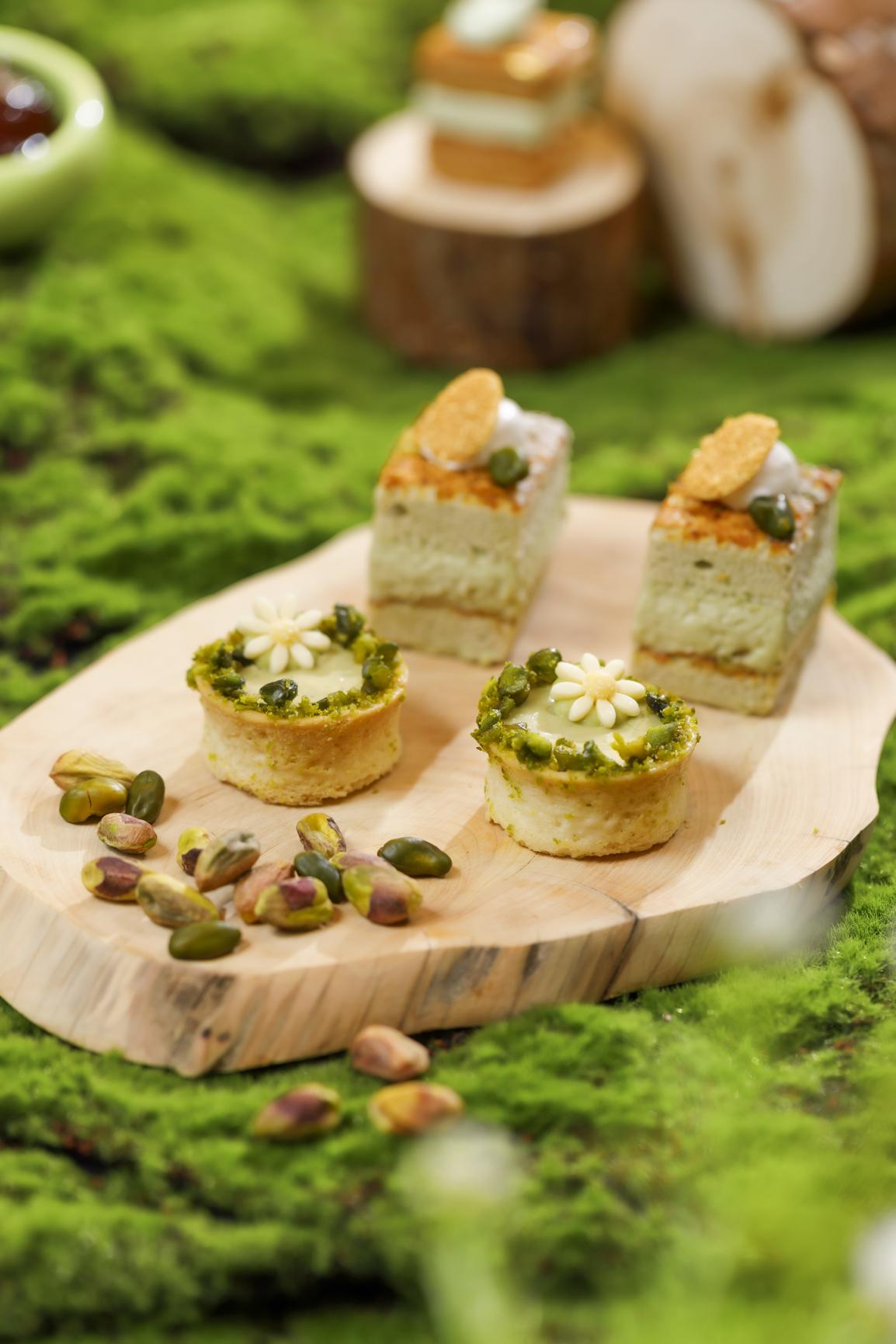 開心果焦糖布丁撻以開心果碎點綴。