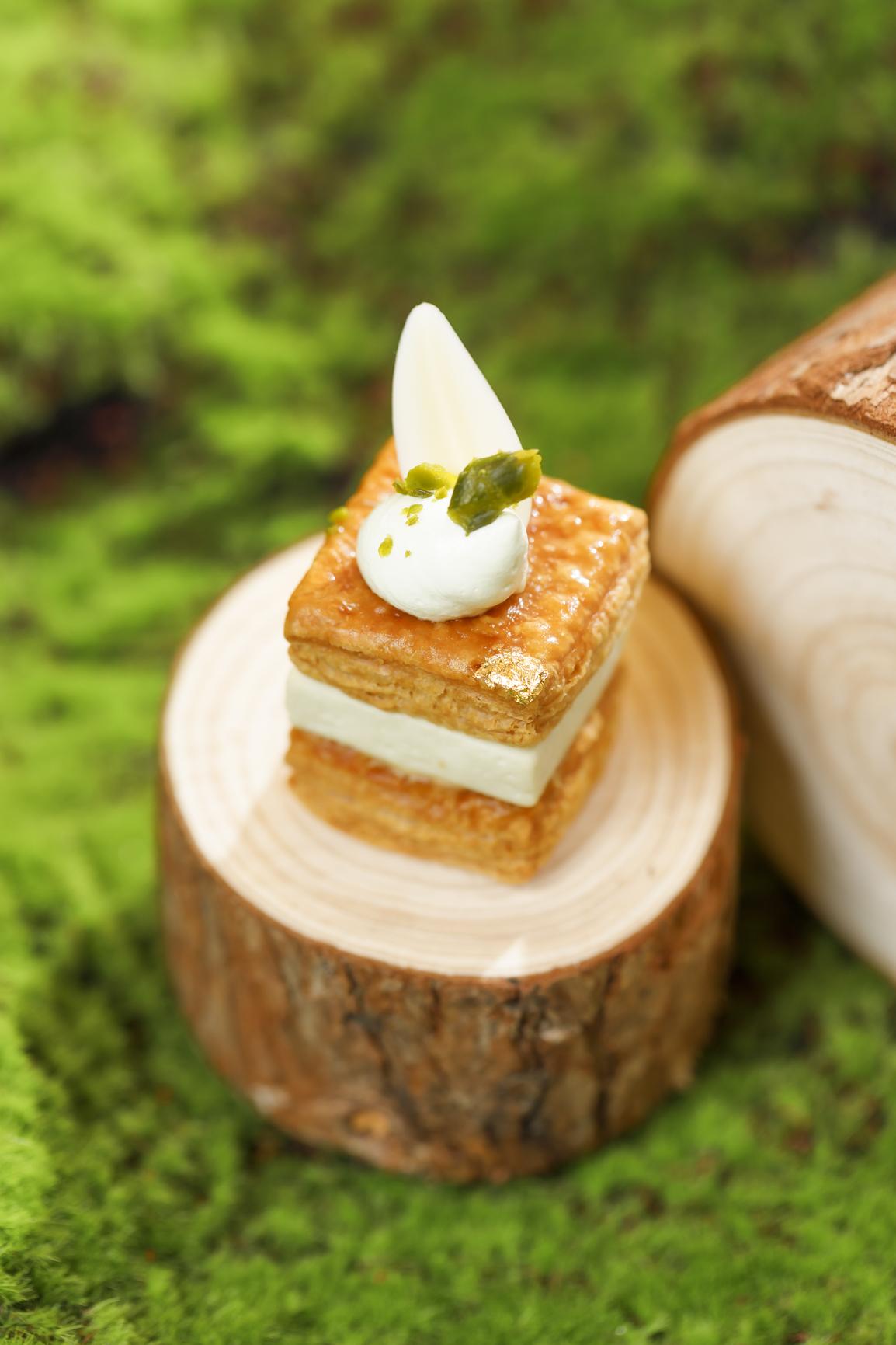 開心果千層酥的酥皮夾着厚厚的開心果忌廉。