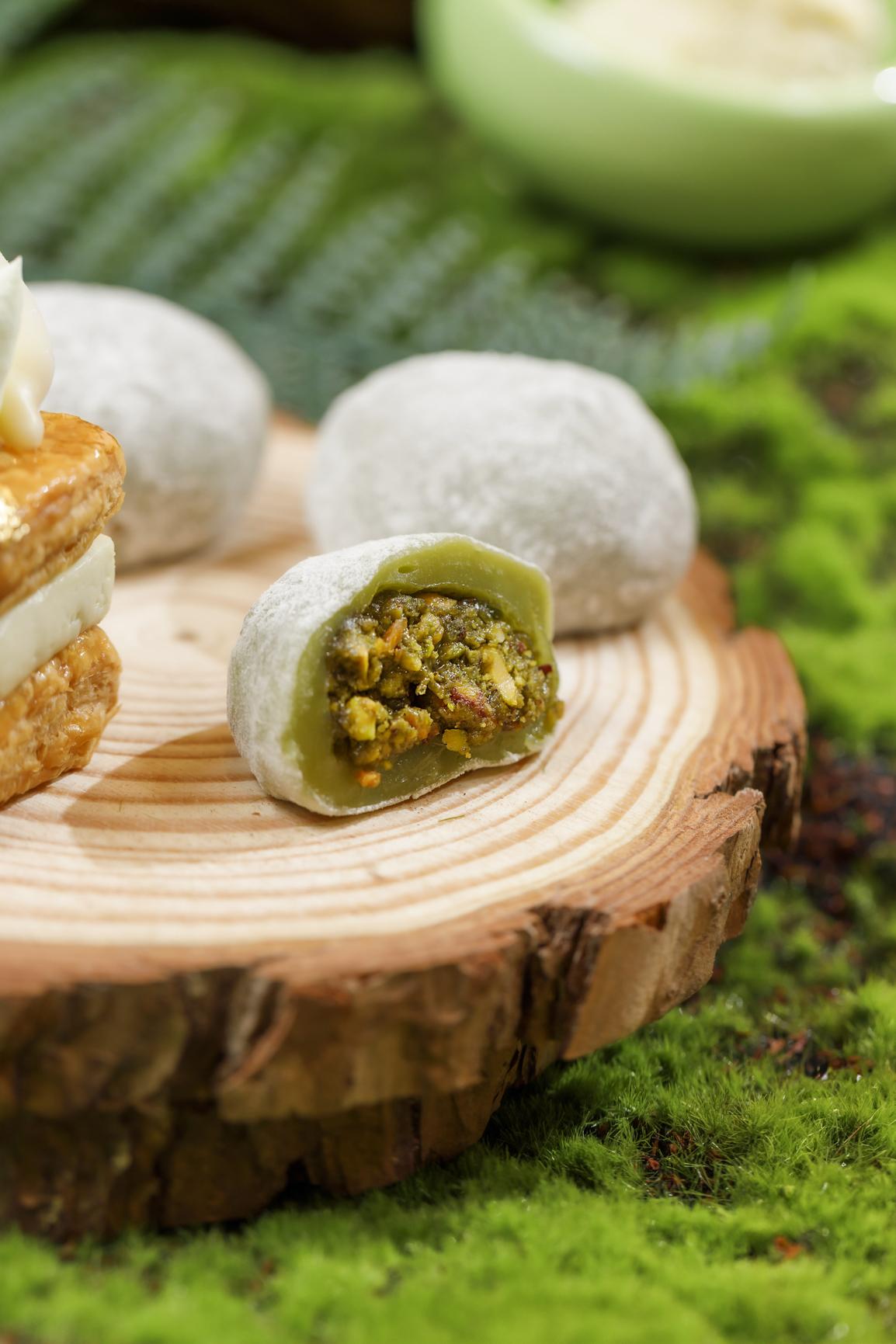 開心果糯米糍內藏開心果碎及開心果醬。