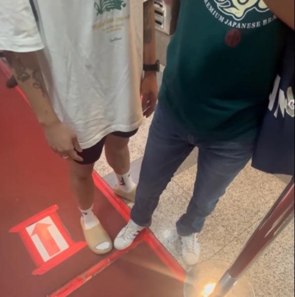 白衣男子與涉嫌偷拍綠衣的男子對質。(網片截圖)