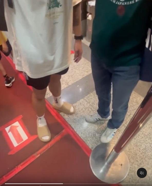 白衣男子與涉嫌偷拍綠衣的男子對質。(網片截圖)