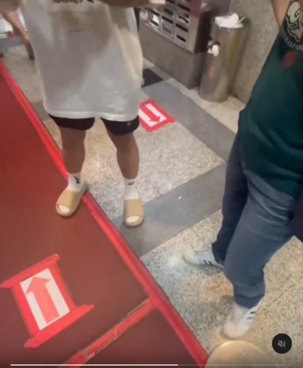 白衣男子拿出手機,要求報警。(網片截圖)