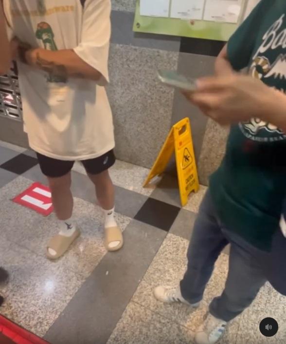 白衣男子拿出電話報警。(網片截圖)