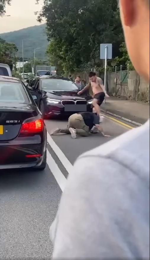 光頭漢跪地捱打,不斷被赤膊紋身漢飛腳踢。(馬路的士討論區@fb截圖)