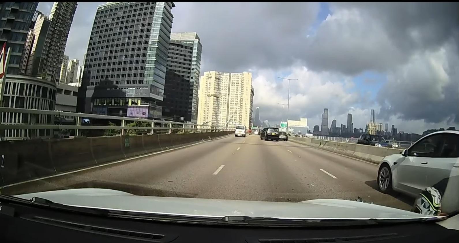 車Cam直擊|東區走廊追尾Tesla摔倒,鐵騎士險被輾。(網片截圖)
